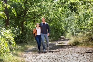 Wandelend paar in de bossen. Bron VisitBrabant.nl